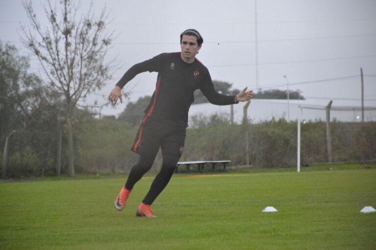 Agustín Andreoli comenzó a trabajar con pelota después de varios meses sin contactos.  Prensa Patronato
