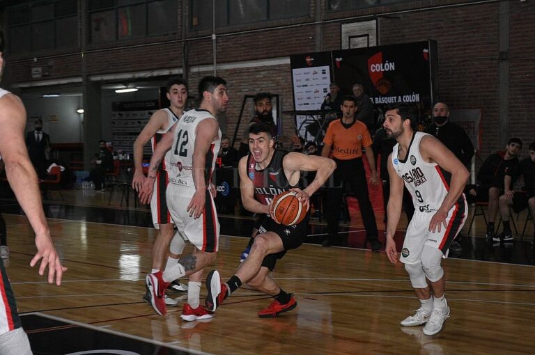 La imagen corresponde al encuentro que Colón y Sportivo disputaron en el Roque Otrino de nuestra capital