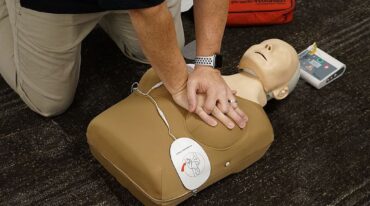 Las mujeres que sufren un paro cardíaco en público tienen un 27 % menos de probabilidades de recibir una maniobra de reanimación cardiopulmonar (RCP) adecuada para salvar sus vidas.