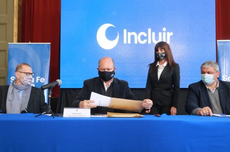 Perotti encabezó la apertura de sobres con las ofertas para ejecutar obras en VGG. Gentileza: prensa Gobierno de Santa Fe.