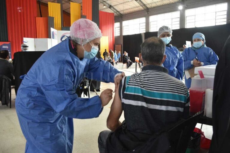 En la Esquina Encendida se colocaban este martes segundas dosis de Sputnik a mayores de 60. Allí estuvo Jorge Prieto