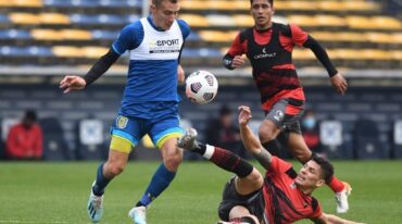 Oliver Benítez no llega a interceptar la pelota