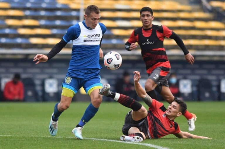 Oliver Benítez no llega a interceptar la pelota