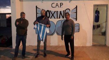 Rogelio Frigerio posa con la camiseta de Peñarol. Junto a él