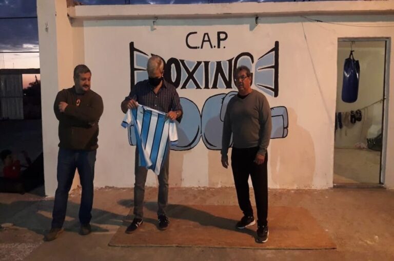 Rogelio Frigerio posa con la camiseta de Peñarol. Junto a él
