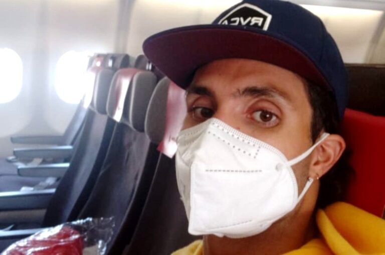 La selfie en el avión que Bruno compartió con Mirador Entre Ríos dando cuenta de su viaje de regreso.