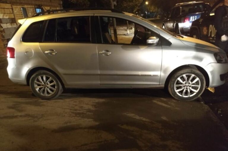 Los homicidas se habrían dado a la fuga en esta Volkswagen Suran. Gentileza.