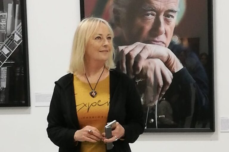 Aleksandra Telezynska en la muestra fotográfica en la Universidad Torcuato Di Tella. gentileza Pablo Larramendi