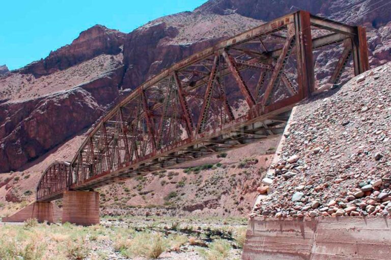 El puente ferroviario construido para ser utilizado en Santa Fe fue trasladado al pie de la Cordillera Gentileza  Juan Kiektik