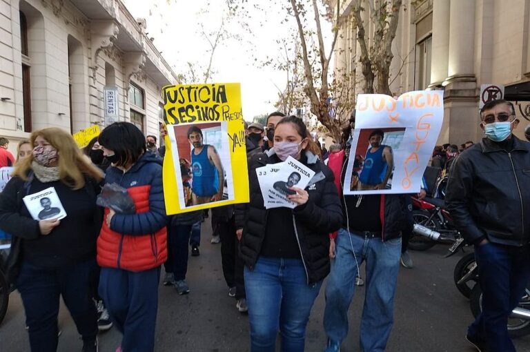 Los familiares de Gustavo Cordero encabezaron la marcha llevada adelante el lunes. Entre el dolor y la incertidumbre
