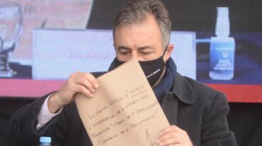 El intendente Castellano abre uno de los sobres con las ofertas para la construcción de viviendas para la ciudad. Diego Camusso.