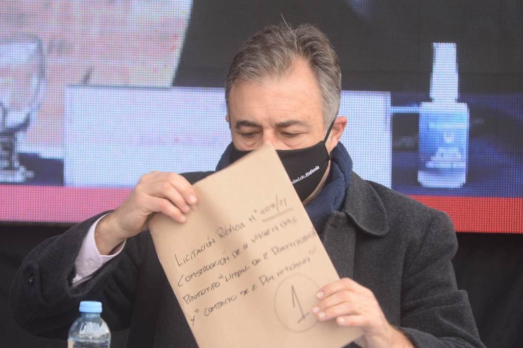 El intendente Castellano abre uno de los sobres con las ofertas para la construcción de viviendas para la ciudad. Diego Camusso.