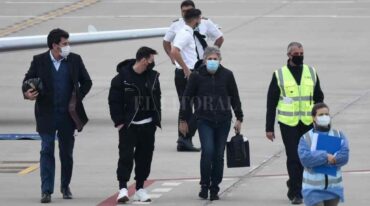Lio volvió retornó rápidamente al Aeropuerto Islas Malvinas de Rosario junto a su padre Jorge Marcelo Manera