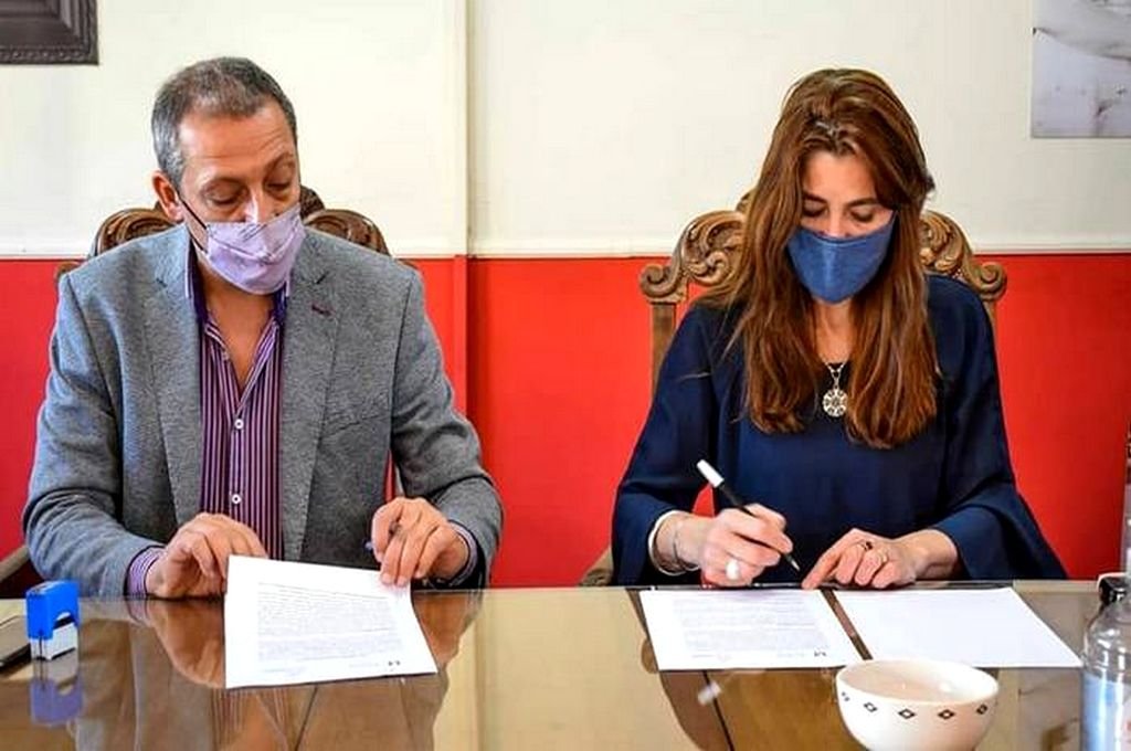 Sattler y Monjo rubricaron el convenio.