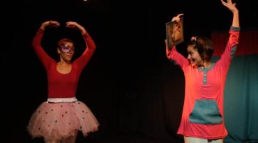 La obra teatral trata sobre una niña curiosa que descubre el vasto mundo de los libros