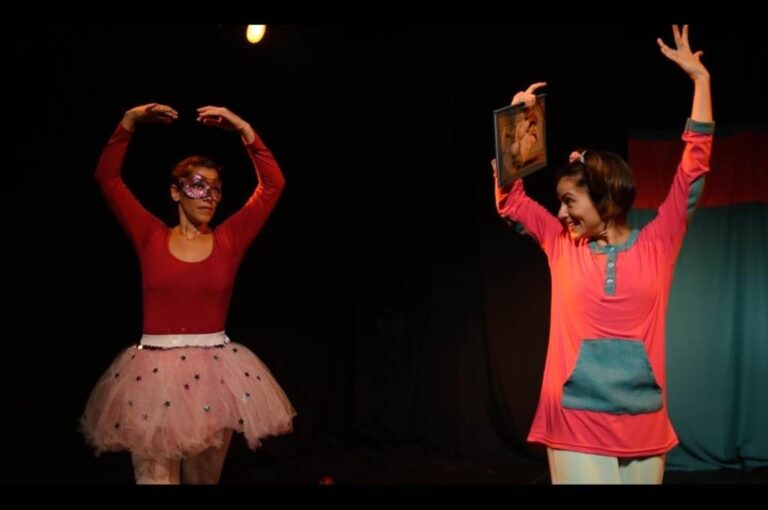 La obra teatral trata sobre una niña curiosa que descubre el vasto mundo de los libros