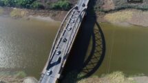 El gran arco característico del Carretero y una obra ingenieril que resistió varias crecientes del río Salado. Fernando Nicola (Drone)