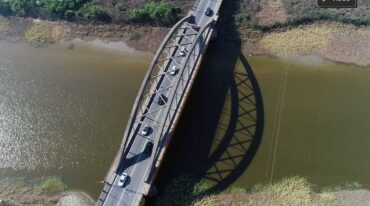 El gran arco característico del Carretero y una obra ingenieril que resistió varias crecientes del río Salado. Fernando Nicola (Drone)