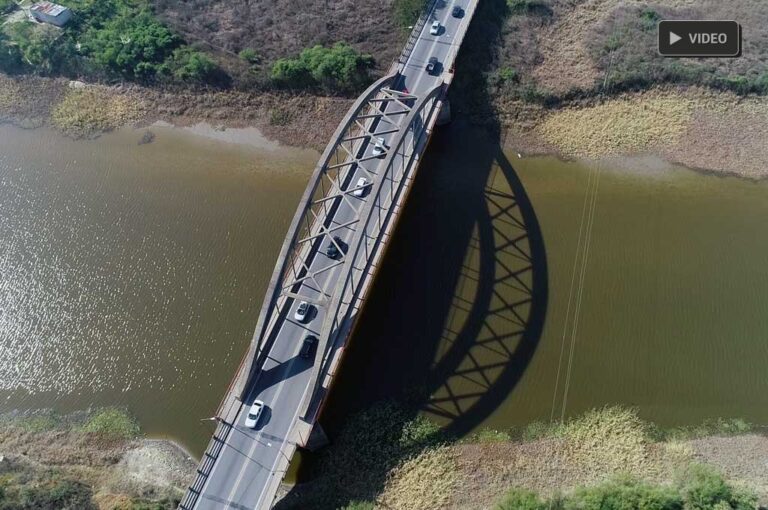 El gran arco característico del Carretero y una obra ingenieril que resistió varias crecientes del río Salado. Fernando Nicola (Drone)