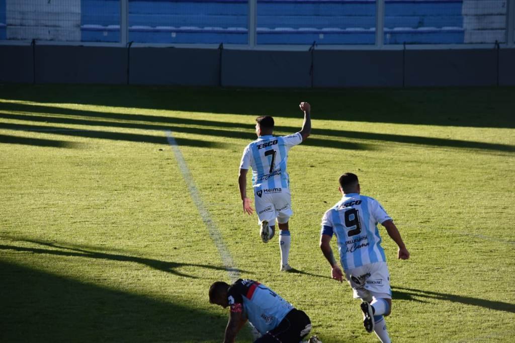 Juan Cruz Esquivel festeja su gol