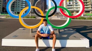 Julián Azaad ya está en la Villa Olímpica y se sacó la clásica foto con los cinco anillos