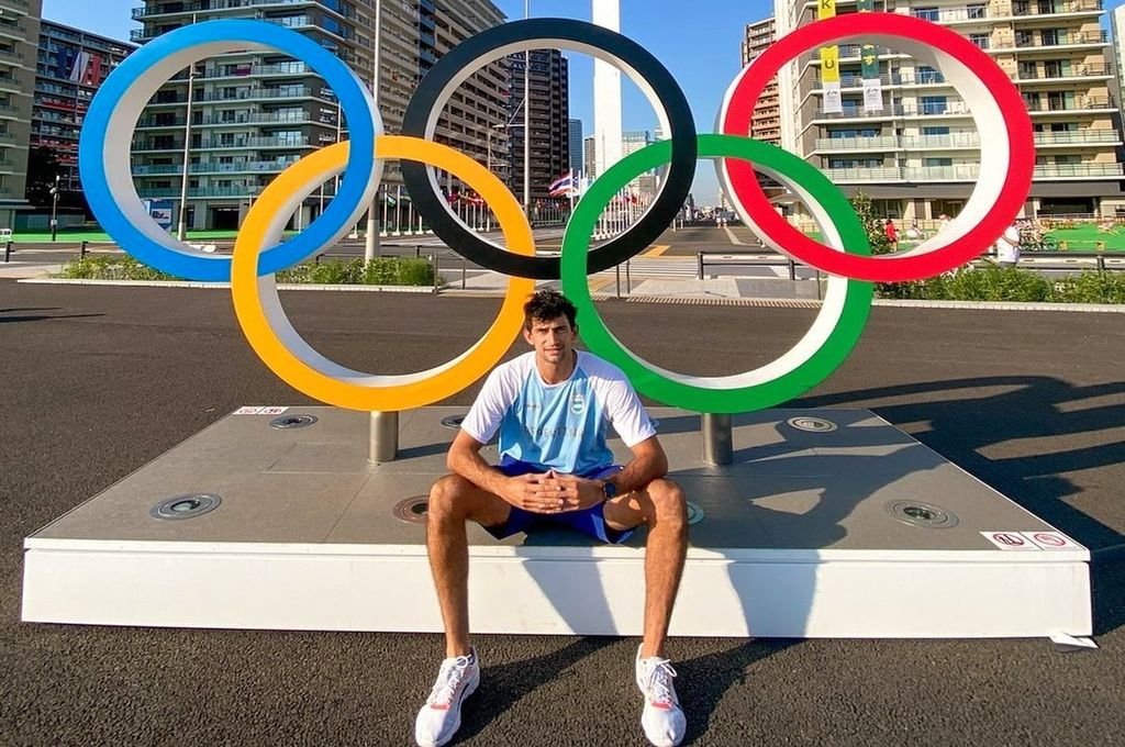 Julián Azaad ya está en la Villa Olímpica y se sacó la clásica foto con los cinco anillos