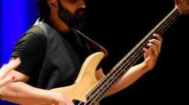 "Soy un bajista que busca generar unos fuertes cimientos en la estructura de una canción con el baterista pero también un tipo que busca"