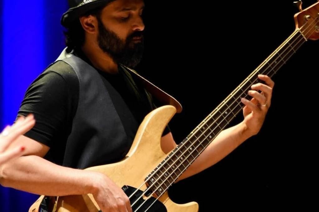 "Soy un bajista que busca generar unos fuertes cimientos en la estructura de una canción con el baterista pero también un tipo que busca"