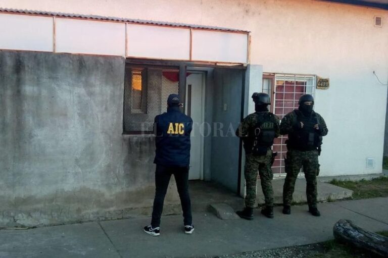 El momento en que apresan a "Tiro Loco" y su novia. El Litoral