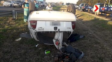 El auto escapó del control de su conductor y volcó al costado de la autopista. El Litoral