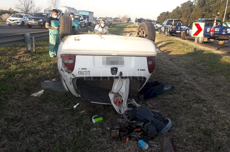 El auto escapó del control de su conductor y volcó al costado de la autopista. El Litoral