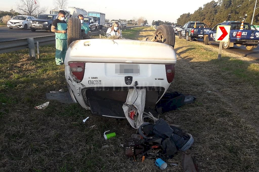 El auto escapó del control de su conductor y volcó al costado de la autopista. El Litoral