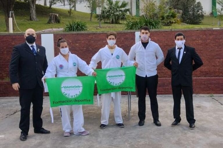 Graciela Garay y Cristian Maidana son los primeros alumnos surgidos en el proyecto del Voluntariado Deportivo que se graduaron de cinturón.