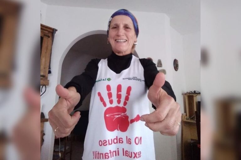 Pulgar para arriba. La lucha contra los abusos sexuales en infancias y adolescencias continúa activa.