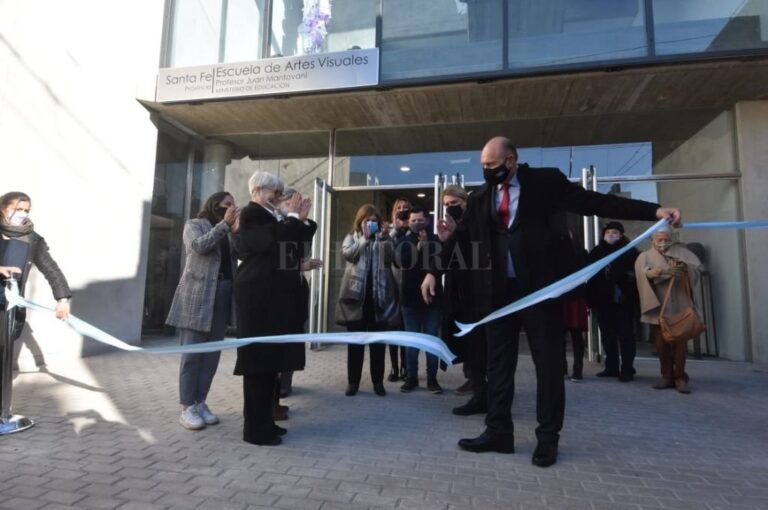 El gobernador inauguró el anexo de la escuela de Artes Visuales "Juan Mantovani". Guillermo Di Salvatore