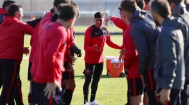 El plantel de Newell's dándole la bienvenida a Maxi Comba. Gentileza.