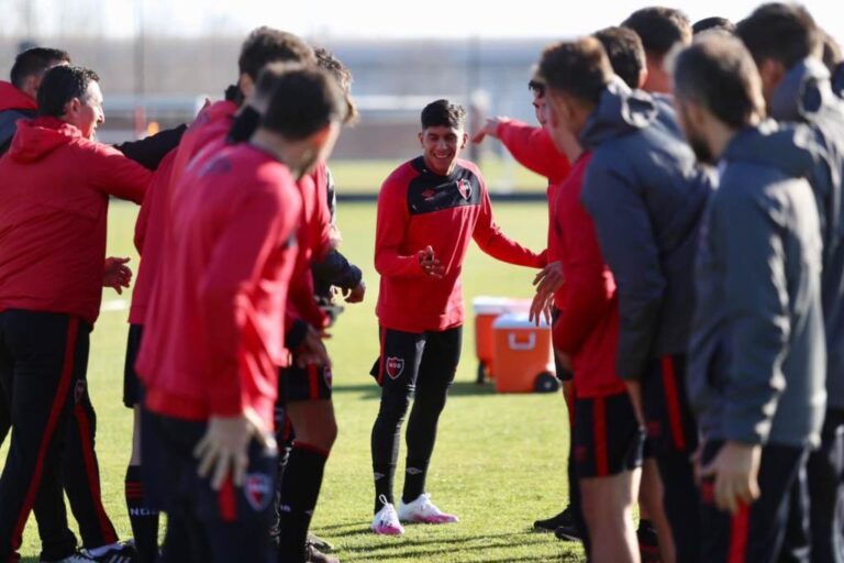 El plantel de Newell's dándole la bienvenida a Maxi Comba. Gentileza.