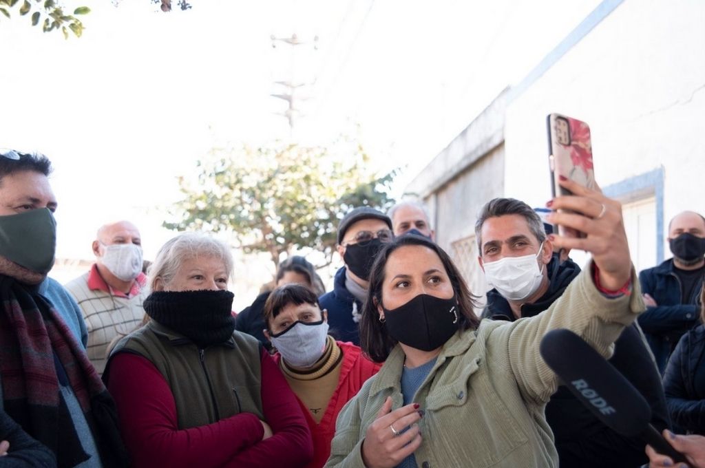 Los concejales Jorgelina Mudallel y Juan José Saleme sorprendieron a los vecinos con una videollamada con el gobernador. Gentileza
