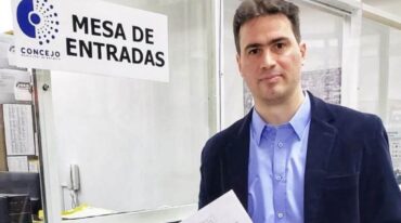 Bodoira al presentar el proyecto en la mesa de entradas del Concejo Municipal de Rafaela. Gentileza: prensa Rafaela en serio.