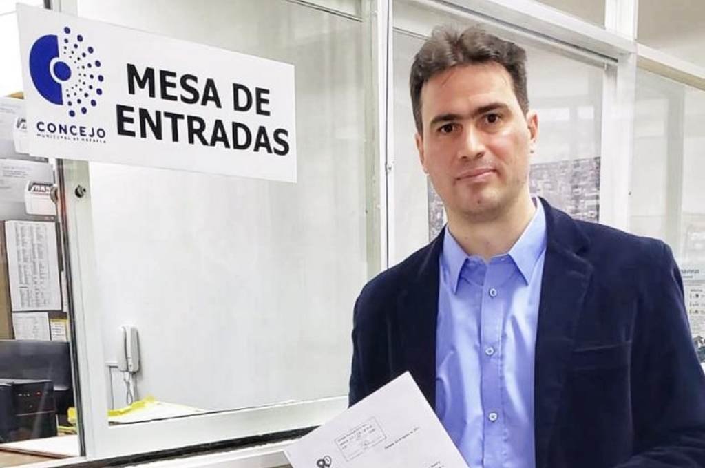Bodoira al presentar el proyecto en la mesa de entradas del Concejo Municipal de Rafaela. Gentileza: prensa Rafaela en serio.