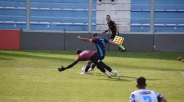 Claudio Bieler marca el segundo gol del partido. Gentileza: diario La Opinión.