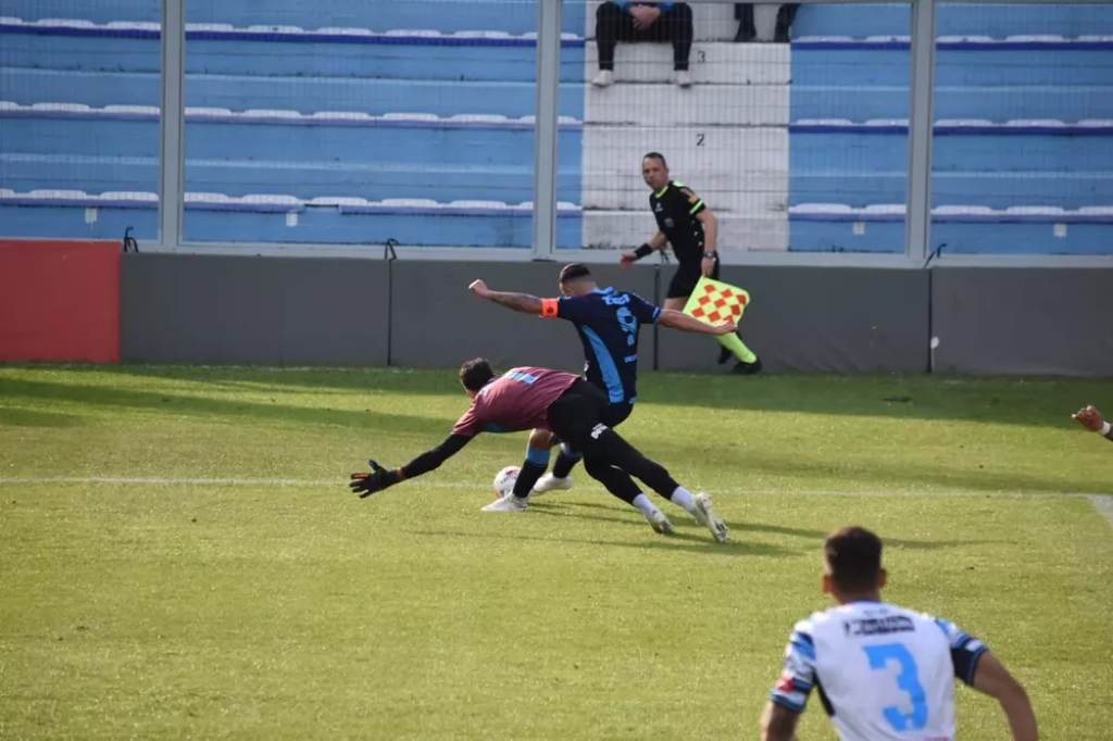 Claudio Bieler marca el segundo gol del partido. Gentileza: diario La Opinión.