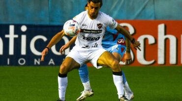 Sebastián Sosa Sánchez aguantó la pelota para que avance Patrón en campo rival. FOTO: Gentileza Liga Profesional