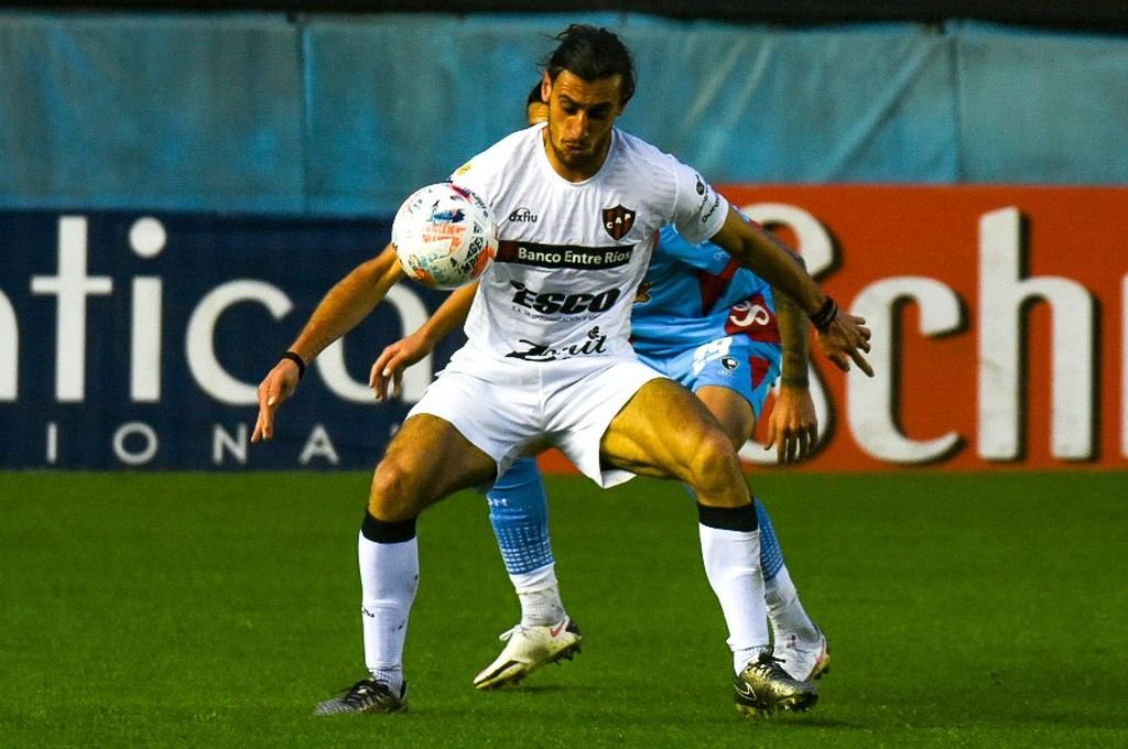 Sebastián Sosa Sánchez aguantó la pelota para que avance Patrón en campo rival. FOTO: Gentileza Liga Profesional