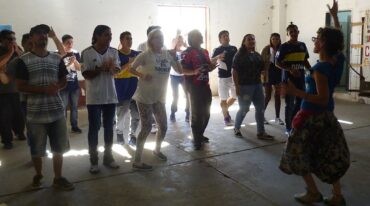 En una de las unidades penales presentando 'La Calandria'. Gentileza UNER