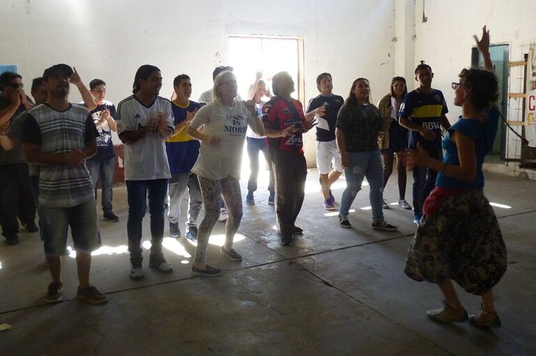 En una de las unidades penales presentando 'La Calandria'. Gentileza UNER