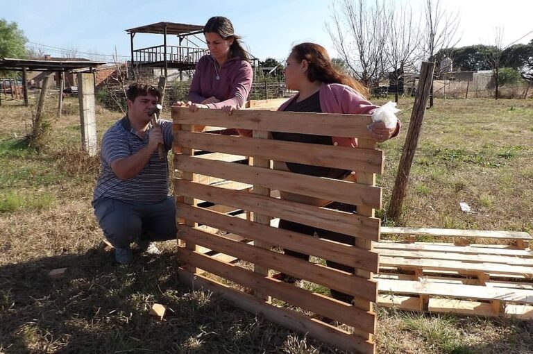 Los vecinos armaron ellos mismos los contenedores para separar la basura.