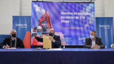 El gobernador también estuvo en Vila con la apertura de sobres para la red de desagües. Gentileza: prensa Gobierno de Santa Fe.