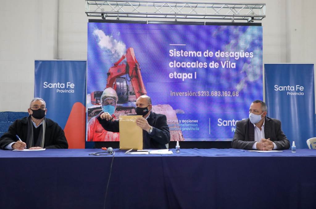 El gobernador también estuvo en Vila con la apertura de sobres para la red de desagües. Gentileza: prensa Gobierno de Santa Fe.