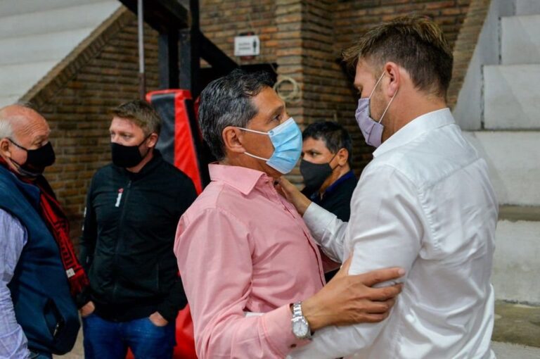 Oscar Lenzi y Sebastián Bértoli se abrazaron tras la votación.